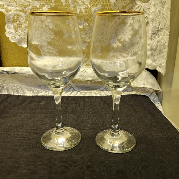 2 Gibsons NIB Gold Rimmed Long Stem Wine Glasses - Picture 2 of 7